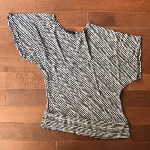 🌸 Off the shoulder stripped shirt 2/20$